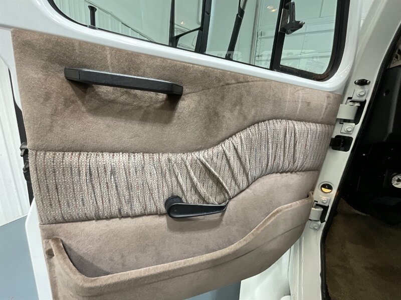 2001 International 4700 Crew Cab International DUALLY / 8.7L DIESEL - Photo 34 - Gladstone, OR 97027