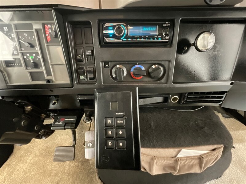 2001 International 4700 Crew Cab International DUALLY / 8.7L DIESEL - Photo 18 - Gladstone, OR 97027