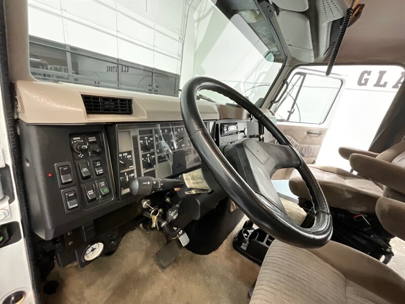 2001 International 4700 Crew Cab International DUALLY / 8.7L DIESEL - Photo 16 - Gladstone, OR 97027