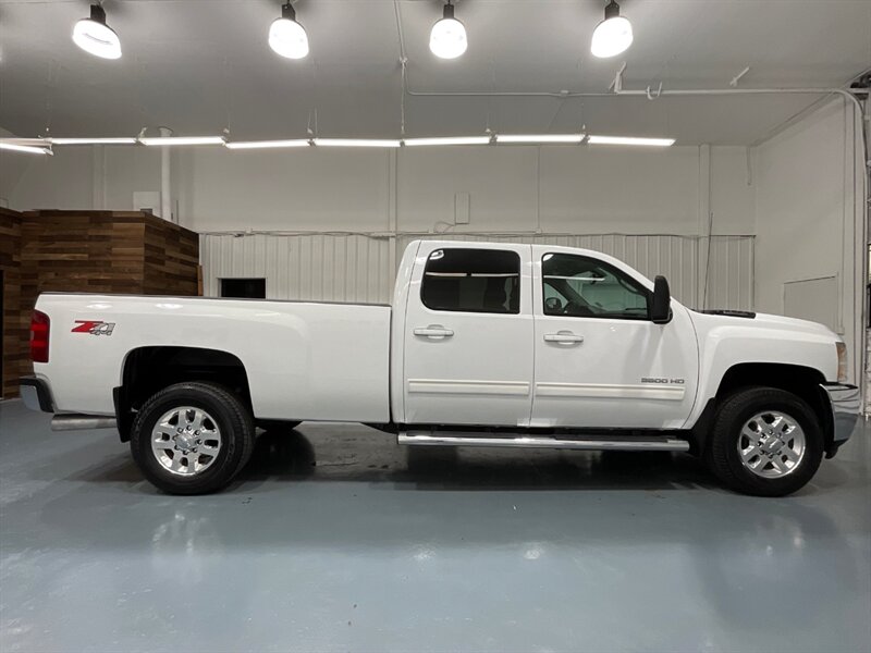 2013 Chevrolet Silverado 3500 LTZ Crew Cab 4X4 / 6.6L DIESEL / Z-71 OFF RD PKG  /Leather w. Heated & Cooled Seats / Navigation & Backup Camera / LONG BED - Photo 4 - Gladstone, OR 97027