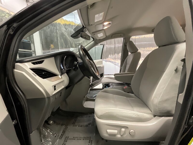 2020 Toyota Sienna LE 8-Passenger 3.5L V6 / 1-OWNER / Backup Camera  / Captain Chairs /112K Miles - Photo 10 - Gladstone, OR 97027