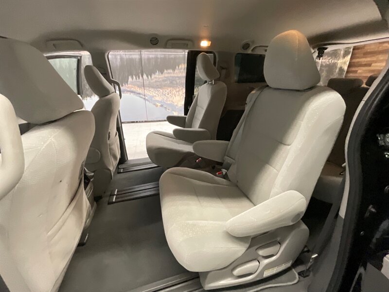 2020 Toyota Sienna LE 8-Passenger 3.5L V6 / 1-OWNER / Backup Camera  / Captain Chairs /112K Miles - Photo 11 - Gladstone, OR 97027