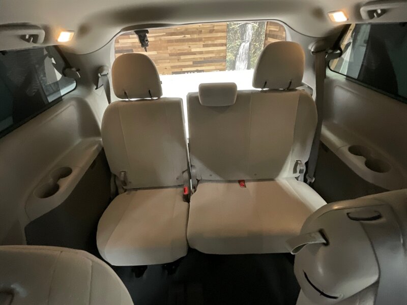 2020 Toyota Sienna LE 8-Passenger 3.5L V6 / 1-OWNER / Backup Camera  / Captain Chairs /112K Miles - Photo 12 - Gladstone, OR 97027