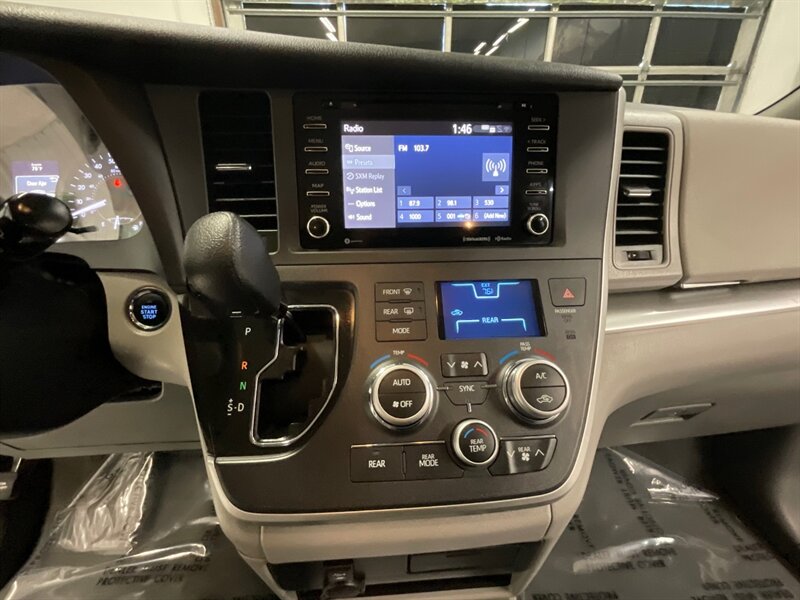 2020 Toyota Sienna LE 8-Passenger 3.5L V6 / 1-OWNER / Backup Camera  / Captain Chairs /112K Miles - Photo 18 - Gladstone, OR 97027