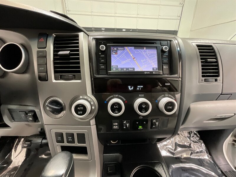 2014 Toyota Sequoia / SR5 4x4 / 5.7L V8/ Leather / Sunroof / NEW TIRES  / 3RD ROW SEAT / Navigation & Backup Camera / Heated Leather Seats / Luggage Rack & BullBar / LOCAL SUV w. ZERO RUST - Photo 18 - Gladstone, OR 97027