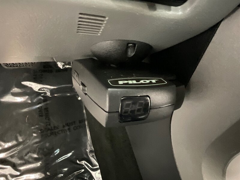 2014 Toyota Sequoia / SR5 4x4 / 5.7L V8/ Leather / Sunroof / NEW TIRES  / 3RD ROW SEAT / Navigation & Backup Camera / Heated Leather Seats / Luggage Rack & BullBar / LOCAL SUV w. ZERO RUST - Photo 47 - Gladstone, OR 97027