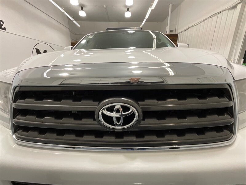 2014 Toyota Sequoia / SR5 4x4 / 5.7L V8/ Leather / Sunroof / NEW TIRES  / 3RD ROW SEAT / Navigation & Backup Camera / Heated Leather Seats / Luggage Rack & BullBar / LOCAL SUV w. ZERO RUST - Photo 30 - Gladstone, OR 97027