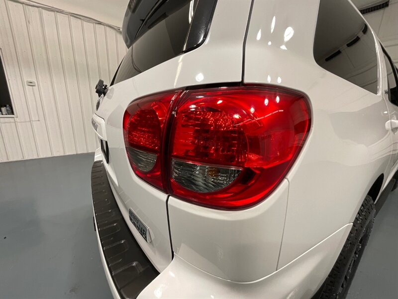 2014 Toyota Sequoia / SR5 4x4 / 5.7L V8/ Leather / Sunroof / NEW TIRES  / 3RD ROW SEAT / Navigation & Backup Camera / Heated Leather Seats / Luggage Rack & BullBar / LOCAL SUV w. ZERO RUST - Photo 28 - Gladstone, OR 97027