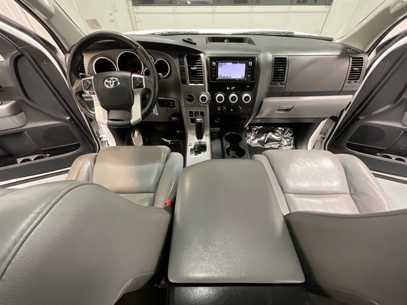 2014 Toyota Sequoia / SR5 4x4 / 5.7L V8/ Leather / Sunroof / NEW TIRES  / 3RD ROW SEAT / Navigation & Backup Camera / Heated Leather Seats / Luggage Rack & BullBar / LOCAL SUV w. ZERO RUST - Photo 35 - Gladstone, OR 97027