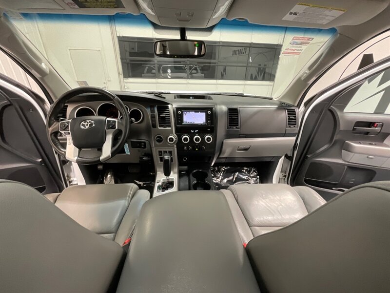 2014 Toyota Sequoia / SR5 4x4 / 5.7L V8/ Leather / Sunroof / NEW TIRES  / 3RD ROW SEAT / Navigation & Backup Camera / Heated Leather Seats / Luggage Rack & BullBar / LOCAL SUV w. ZERO RUST - Photo 36 - Gladstone, OR 97027