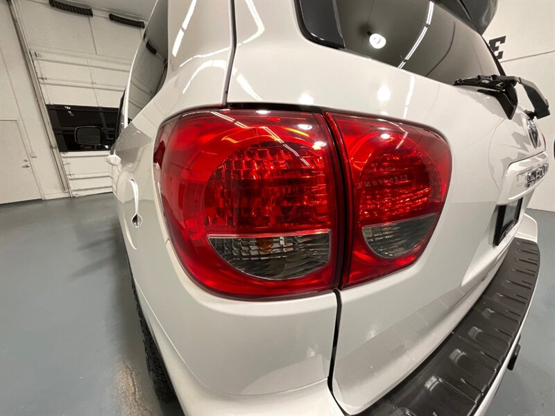 2014 Toyota Sequoia / SR5 4x4 / 5.7L V8/ Leather / Sunroof / NEW TIRES  / 3RD ROW SEAT / Navigation & Backup Camera / Heated Leather Seats / Luggage Rack & BullBar / LOCAL SUV w. ZERO RUST - Photo 29 - Gladstone, OR 97027