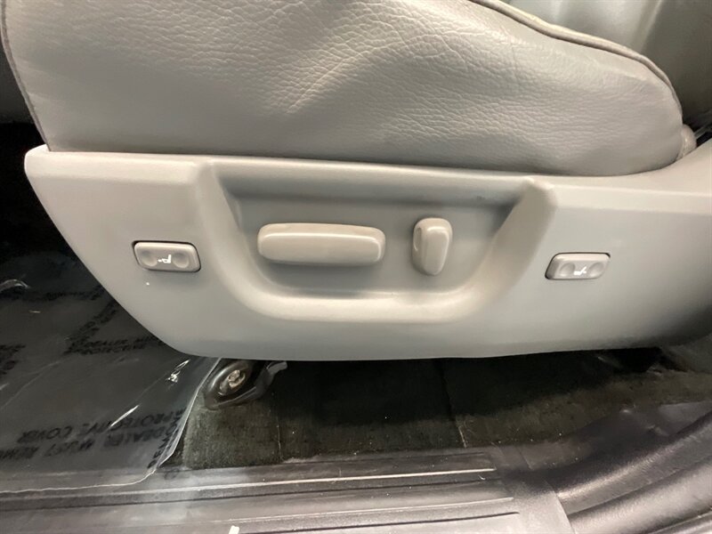 2014 Toyota Sequoia / SR5 4x4 / 5.7L V8/ Leather / Sunroof / NEW TIRES  / 3RD ROW SEAT / Navigation & Backup Camera / Heated Leather Seats / Luggage Rack & BullBar / LOCAL SUV w. ZERO RUST - Photo 38 - Gladstone, OR 97027