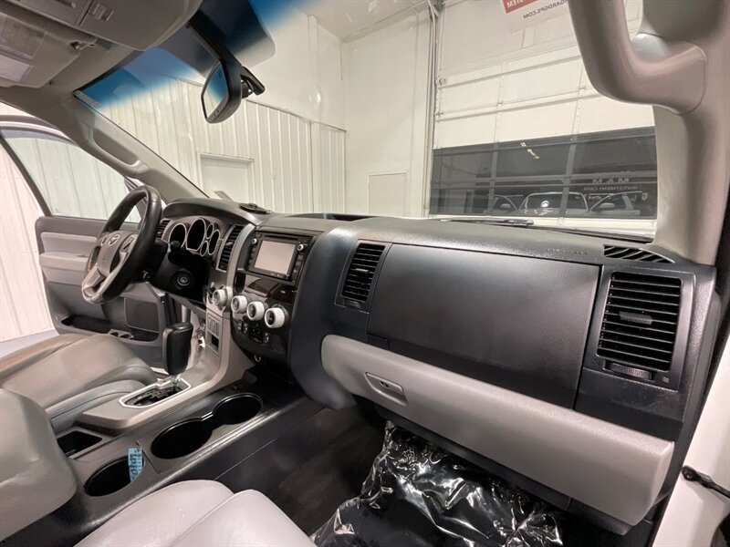 2014 Toyota Sequoia / SR5 4x4 / 5.7L V8/ Leather / Sunroof / NEW TIRES  / 3RD ROW SEAT / Navigation & Backup Camera / Heated Leather Seats / Luggage Rack & BullBar / LOCAL SUV w. ZERO RUST - Photo 41 - Gladstone, OR 97027