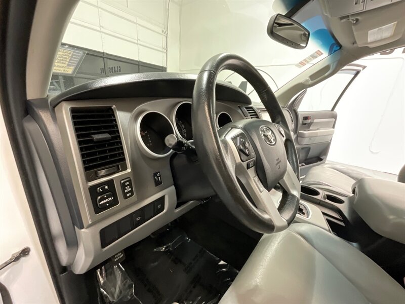 2014 Toyota Sequoia / SR5 4x4 / 5.7L V8/ Leather / Sunroof / NEW TIRES  / 3RD ROW SEAT / Navigation & Backup Camera / Heated Leather Seats / Luggage Rack & BullBar / LOCAL SUV w. ZERO RUST - Photo 40 - Gladstone, OR 97027