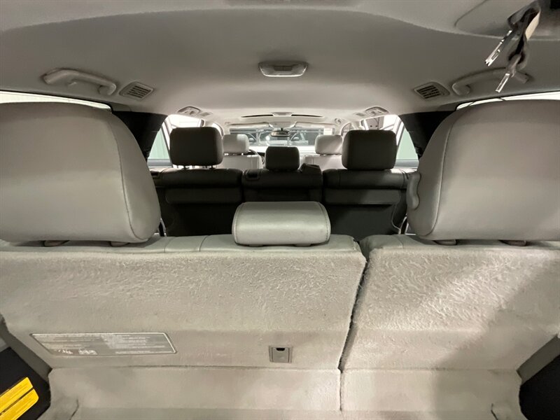 2014 Toyota Sequoia / SR5 4x4 / 5.7L V8/ Leather / Sunroof / NEW TIRES  / 3RD ROW SEAT / Navigation & Backup Camera / Heated Leather Seats / Luggage Rack & BullBar / LOCAL SUV w. ZERO RUST - Photo 43 - Gladstone, OR 97027