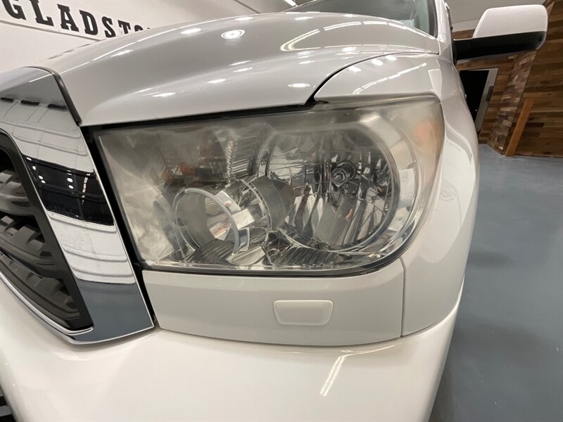 2014 Toyota Sequoia / SR5 4x4 / 5.7L V8/ Leather / Sunroof / NEW TIRES  / 3RD ROW SEAT / Navigation & Backup Camera / Heated Leather Seats / Luggage Rack & BullBar / LOCAL SUV w. ZERO RUST - Photo 26 - Gladstone, OR 97027