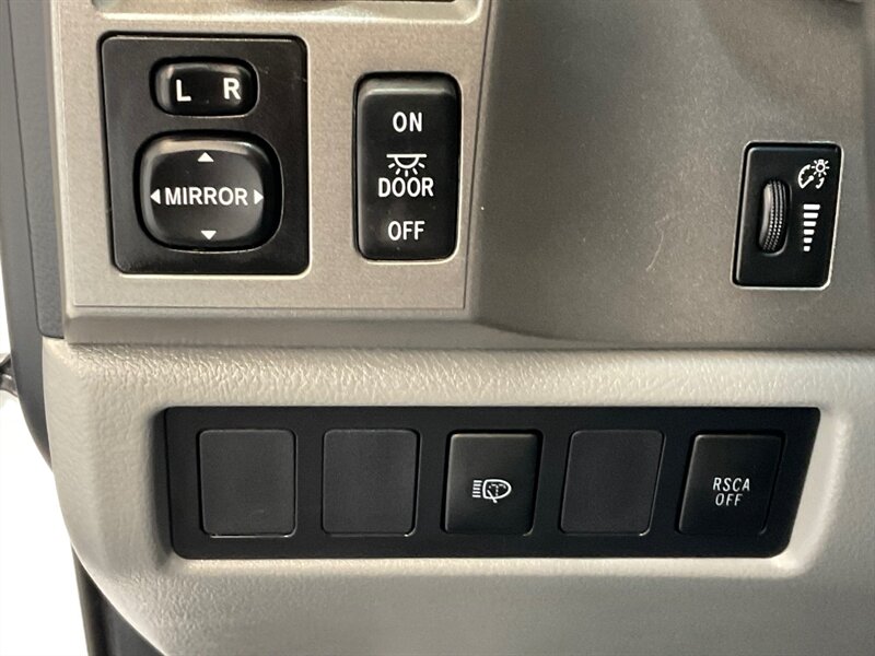 2014 Toyota Sequoia / SR5 4x4 / 5.7L V8/ Leather / Sunroof / NEW TIRES  / 3RD ROW SEAT / Navigation & Backup Camera / Heated Leather Seats / Luggage Rack & BullBar / LOCAL SUV w. ZERO RUST - Photo 44 - Gladstone, OR 97027