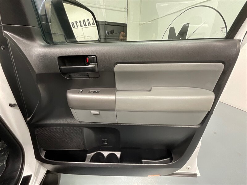 2014 Toyota Sequoia / SR5 4x4 / 5.7L V8/ Leather / Sunroof / NEW TIRES  / 3RD ROW SEAT / Navigation & Backup Camera / Heated Leather Seats / Luggage Rack & BullBar / LOCAL SUV w. ZERO RUST - Photo 34 - Gladstone, OR 97027