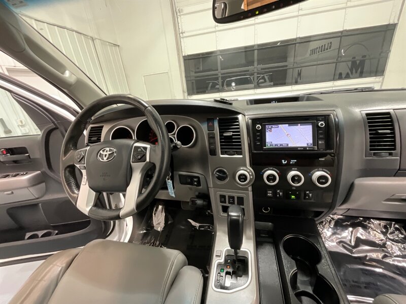 2014 Toyota Sequoia / SR5 4x4 / 5.7L V8/ Leather / Sunroof / NEW TIRES  / 3RD ROW SEAT / Navigation & Backup Camera / Heated Leather Seats / Luggage Rack & BullBar / LOCAL SUV w. ZERO RUST - Photo 17 - Gladstone, OR 97027