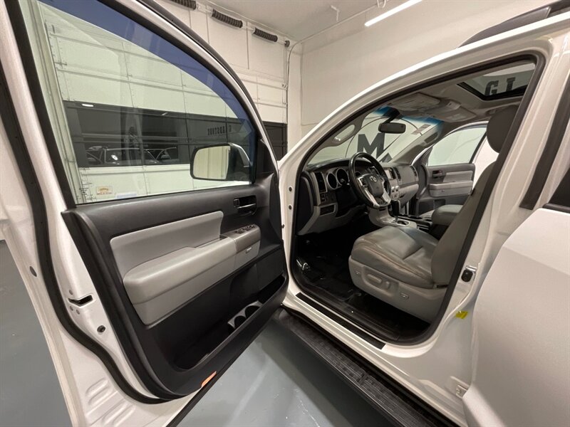 2014 Toyota Sequoia / SR5 4x4 / 5.7L V8/ Leather / Sunroof / NEW TIRES  / 3RD ROW SEAT / Navigation & Backup Camera / Heated Leather Seats / Luggage Rack & BullBar / LOCAL SUV w. ZERO RUST - Photo 32 - Gladstone, OR 97027