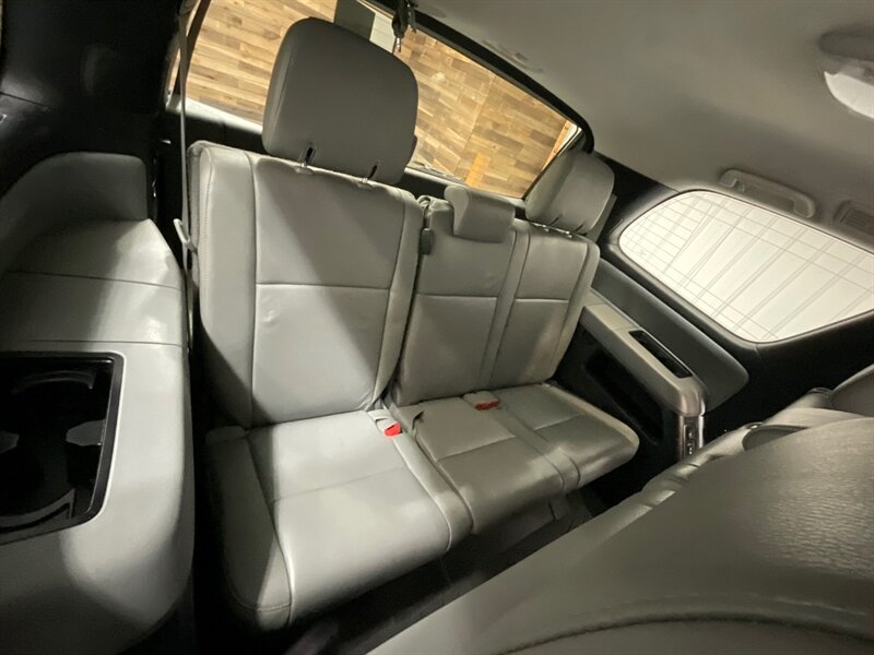 2014 Toyota Sequoia / SR5 4x4 / 5.7L V8/ Leather / Sunroof / NEW TIRES  / 3RD ROW SEAT / Navigation & Backup Camera / Heated Leather Seats / Luggage Rack & BullBar / LOCAL SUV w. ZERO RUST - Photo 39 - Gladstone, OR 97027