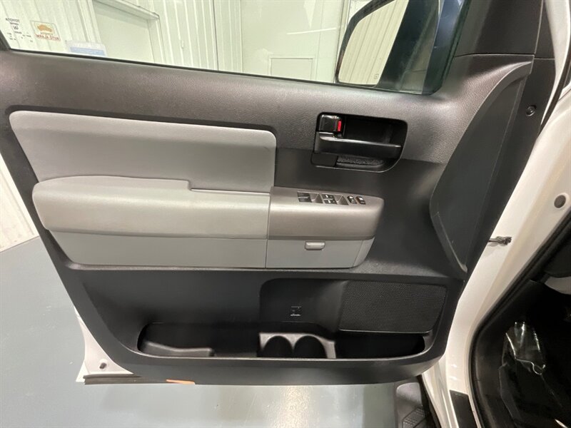 2014 Toyota Sequoia / SR5 4x4 / 5.7L V8/ Leather / Sunroof / NEW TIRES  / 3RD ROW SEAT / Navigation & Backup Camera / Heated Leather Seats / Luggage Rack & BullBar / LOCAL SUV w. ZERO RUST - Photo 33 - Gladstone, OR 97027