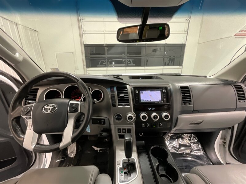 2014 Toyota Sequoia / SR5 4x4 / 5.7L V8/ Leather / Sunroof / NEW TIRES  / 3RD ROW SEAT / Navigation & Backup Camera / Heated Leather Seats / Luggage Rack & BullBar / LOCAL SUV w. ZERO RUST - Photo 37 - Gladstone, OR 97027