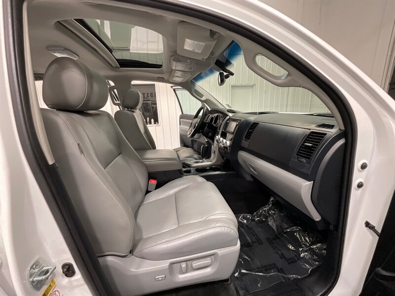 2014 Toyota Sequoia / SR5 4x4 / 5.7L V8/ Leather / Sunroof / NEW TIRES  / 3RD ROW SEAT / Navigation & Backup Camera / Heated Leather Seats / Luggage Rack & BullBar / LOCAL SUV w. ZERO RUST - Photo 16 - Gladstone, OR 97027