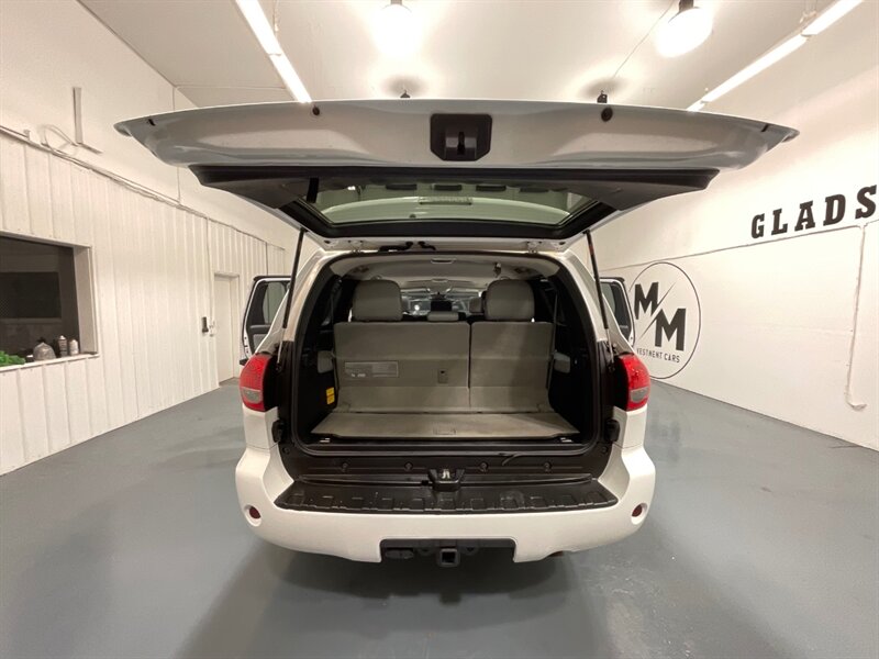 2014 Toyota Sequoia / SR5 4x4 / 5.7L V8/ Leather / Sunroof / NEW TIRES  / 3RD ROW SEAT / Navigation & Backup Camera / Heated Leather Seats / Luggage Rack & BullBar / LOCAL SUV w. ZERO RUST - Photo 42 - Gladstone, OR 97027