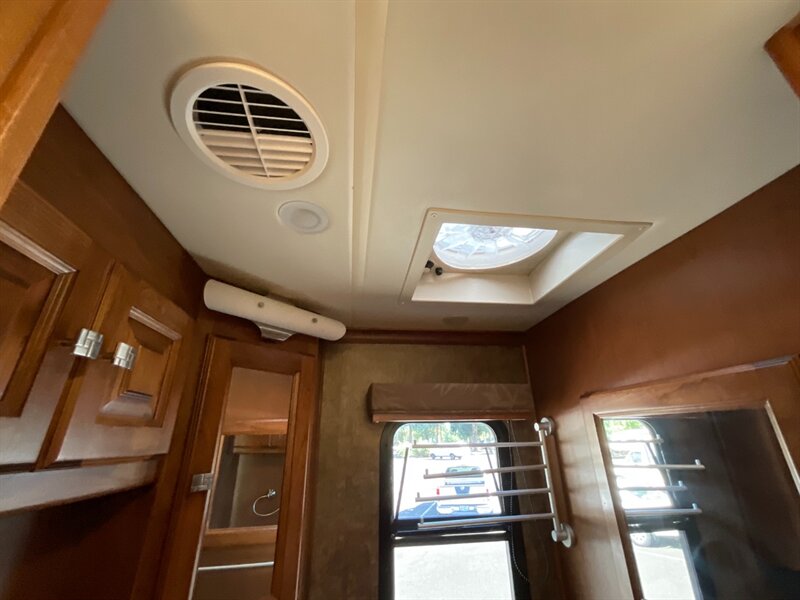 2011 Tiffin 32BR   - Photo 49 - Gladstone, OR 97027