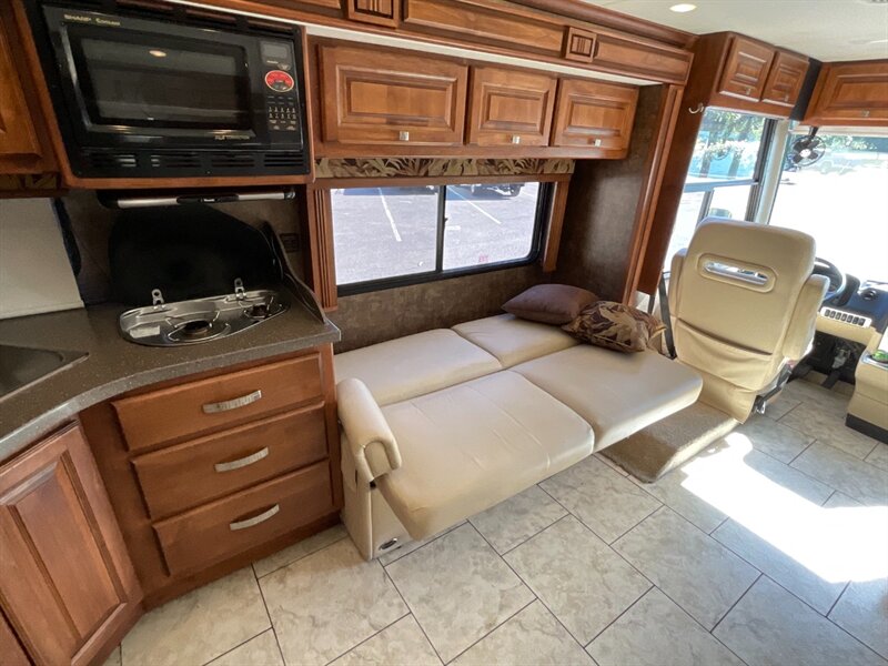 2011 Tiffin 32BR   - Photo 16 - Gladstone, OR 97027