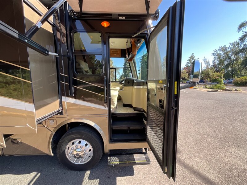 2011 Tiffin 32BR   - Photo 10 - Gladstone, OR 97027