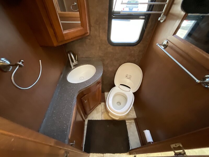 2011 Tiffin 32BR   - Photo 51 - Gladstone, OR 97027