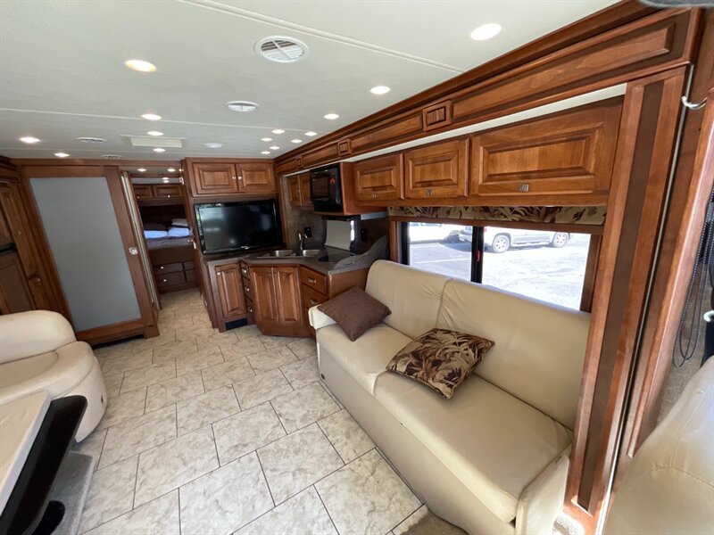 2011 Tiffin 32BR   - Photo 13 - Gladstone, OR 97027