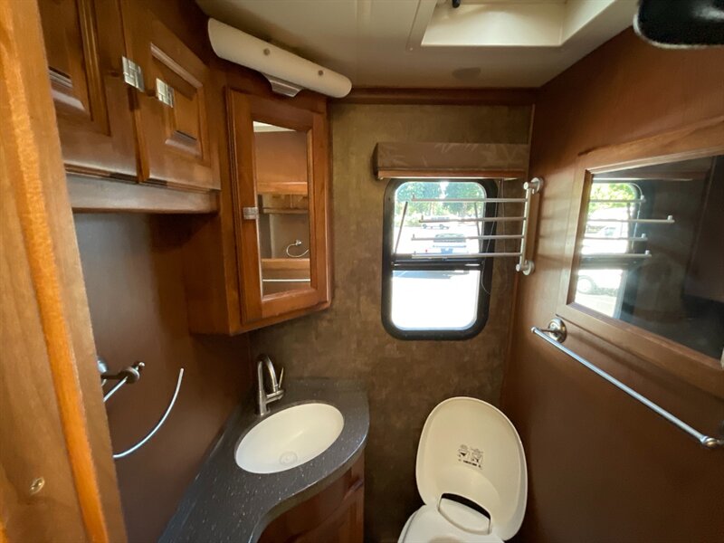 2011 Tiffin 32BR   - Photo 50 - Gladstone, OR 97027