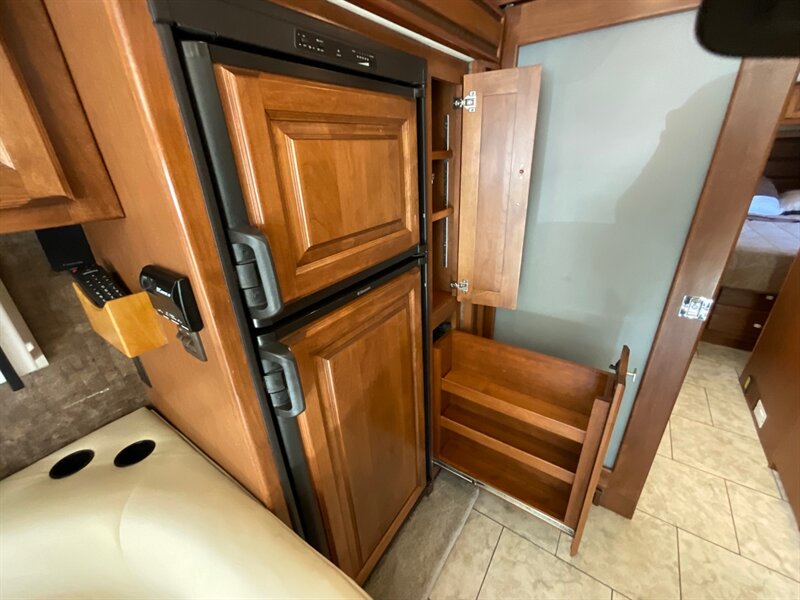 2011 Tiffin 32BR   - Photo 54 - Gladstone, OR 97027