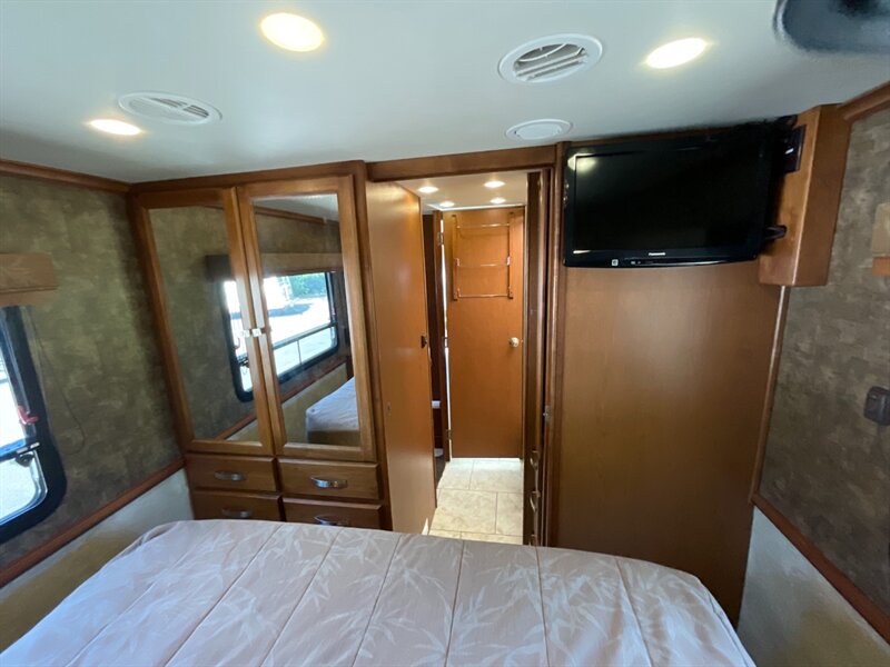 2011 Tiffin 32BR   - Photo 15 - Gladstone, OR 97027