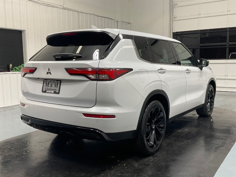 2022 Mitsubishi Outlander Black Edition  / LIKE NEW - Photo 9 - Gladstone, OR 97027