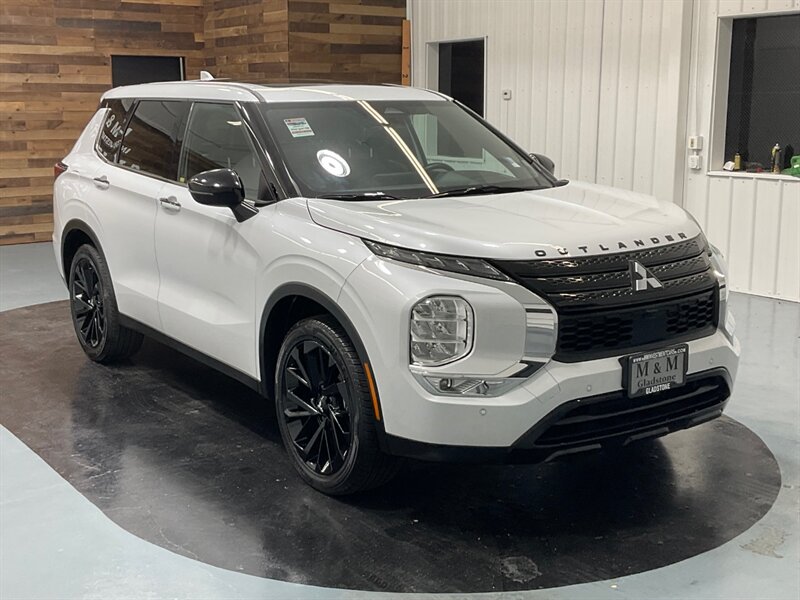 2022 Mitsubishi Outlander Black Edition  / LIKE NEW - Photo 2 - Gladstone, OR 97027