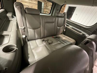 2003 Chevrolet Suburban 2500 LT 4X4 8.1L V8 / 1-OWNER LOCAL / LOW MILES  / Leather Heated Seats / Sunroof /3RD ROW SEAT - Photo 14 - Gladstone, OR 97027