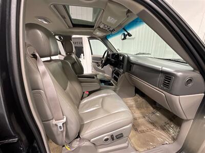2003 Chevrolet Suburban 2500 LT 4X4 8.1L V8 / 1-OWNER LOCAL / LOW MILES  / Leather Heated Seats / Sunroof /3RD ROW SEAT - Photo 16 - Gladstone, OR 97027