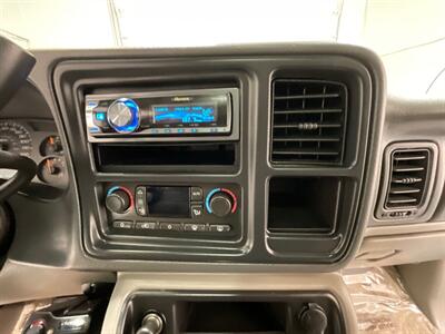 2003 Chevrolet Suburban 2500 LT 4X4 8.1L V8 / 1-OWNER LOCAL / LOW MILES  / Leather Heated Seats / Sunroof /3RD ROW SEAT - Photo 18 - Gladstone, OR 97027
