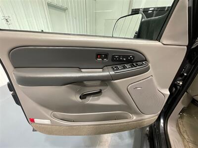 2003 Chevrolet Suburban 2500 LT 4X4 8.1L V8 / 1-OWNER LOCAL / LOW MILES  / Leather Heated Seats / Sunroof /3RD ROW SEAT - Photo 33 - Gladstone, OR 97027