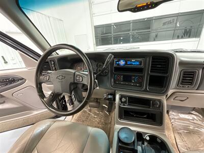 2003 Chevrolet Suburban 2500 LT 4X4 8.1L V8 / 1-OWNER LOCAL / LOW MILES  / Leather Heated Seats / Sunroof /3RD ROW SEAT - Photo 17 - Gladstone, OR 97027