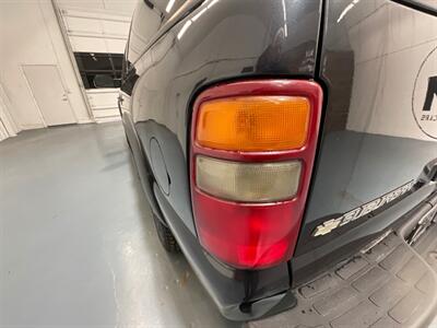 2003 Chevrolet Suburban 2500 LT 4X4 8.1L V8 / 1-OWNER LOCAL / LOW MILES  / Leather Heated Seats / Sunroof /3RD ROW SEAT - Photo 29 - Gladstone, OR 97027