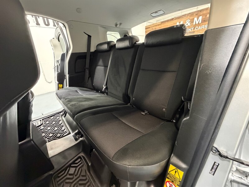 2008 Toyota FJ Cruiser Sport Utility 4X4 V6 / LIFTED / Backup Camera /Heated Seats - Photo 10 - Gladstone, OR 97027