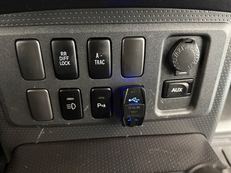 2008 Toyota FJ Cruiser Sport Utility 4X4 V6 / LIFTED / Backup Camera /Heated Seats - Photo 19 - Gladstone, OR 97027