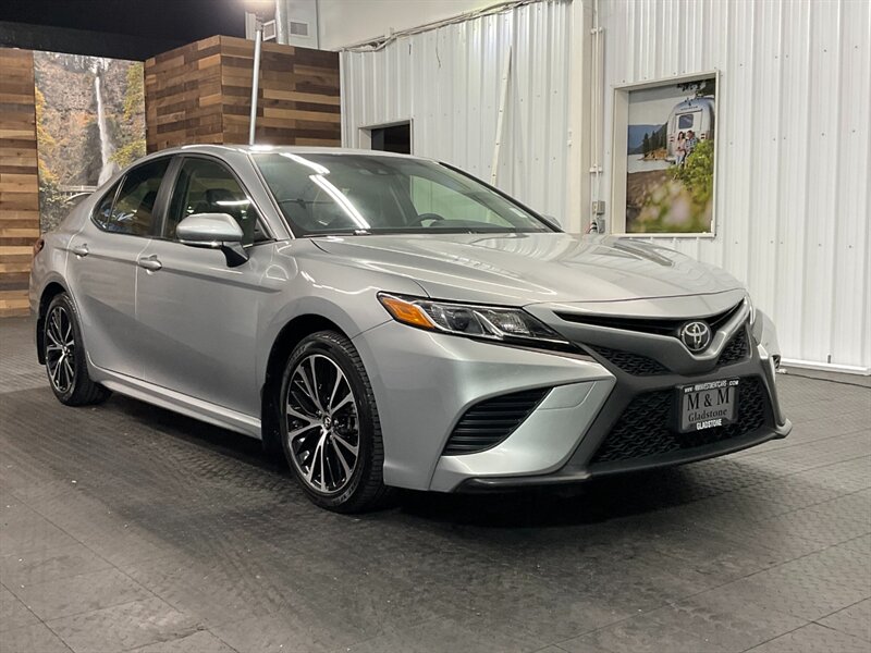 2018 Toyota Camry   - Photo 2 - Gladstone, OR 97027