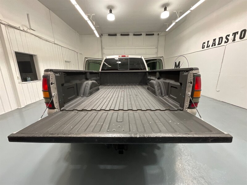 2006 GMC Sierra 3500 SLT Crew Cab 4X4 / 6.6L DURAMAX DIESEL / DUALLY  / Leather Heated Seats / BRAND NEW TIRES / ZERO RUST - Photo 32 - Gladstone, OR 97027