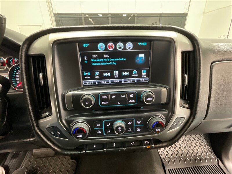 2017 Chevrolet Silverado 1500 LT Crew Cab 4X4 / 5.3L V8 / Sunroof / Heated Seats / 6.5FT BED / ZERO RUST - Photo 18 - Gladstone, OR 97027